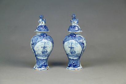DELFT 

Paire de vases couverts en bleu et...
