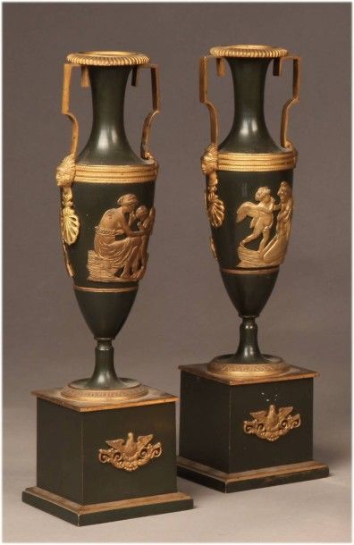 null Paire de vases posés sur un socle ornées de bronze en applique à décor d'angelots...