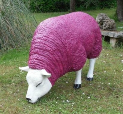 Mouton en résine rose