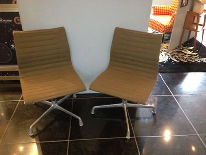 null Herman MILLER Paire de chaises pivotante aluminium groupe en fonte d'aluminium....