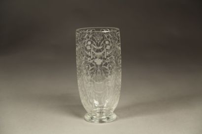 null Vase en cristal gravé à décor de rinceaux, fleurettes et draperies.