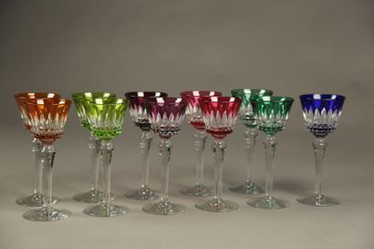 null Ensemble de 11 verres de couleurs en cristal taillé de la Maison BACCARAT