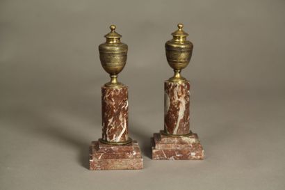 null Paire de vases d’ornement en cuivre ciselé, reposant sur des colonnes en marbre...