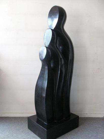 null Sculpture représentant 3 personnages. Marbrine noire. 150 cm
