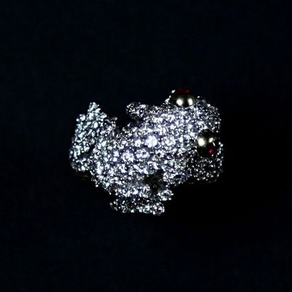 null Bague en en or gris formant grenouille sertie de diamants et de rubis. Poids...
