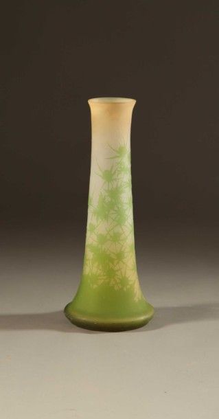 null GALLE. Vase pyriforme en verre multicouche, gravé à l'acide. A décor de chardons....
