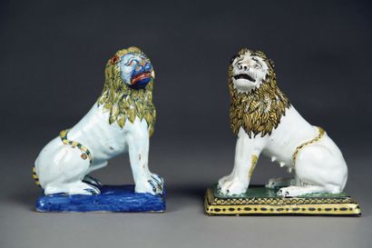 ROUEN deux figures de lion et lionne assis...