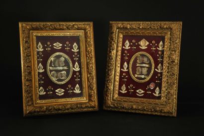  Deux cadres en bois dorés du XVIIIème siècle 360 x 285 mm. Fonds de velours cramoisi....