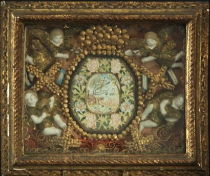 null Reliquaire du XVIIIème siècle Cadre en bois doré 185 x 215 mm. Au centre posé...
