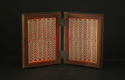 null Livre-boîte en bois qui, ouvert, présente deux séries de 6 colonnes formées...