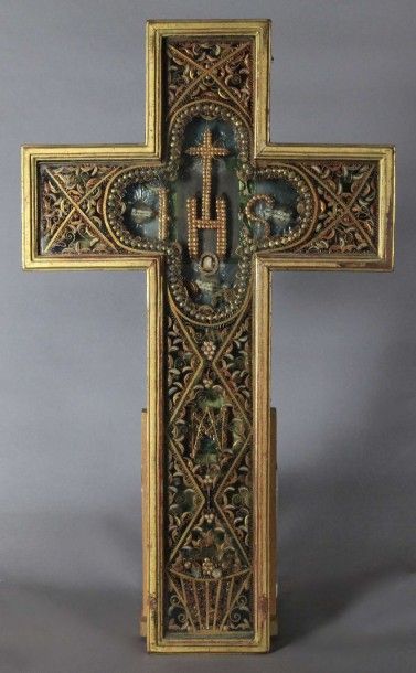null Grande croix offrant une composition très géométrique partant d'un christogramme...