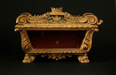  Grand reliquaire : châsse en bois doré début XIXème siècle Sur fond de velours rouge,...