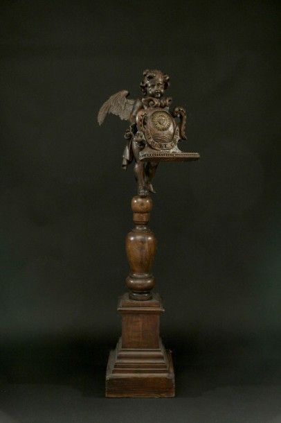 null Important pupitre en bois sculpté formant colonne représentant un ange portant...