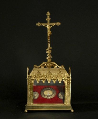 null Châsse en métal doré de style gothique, surmontée d'un crucifix. 580 x280 mm,...