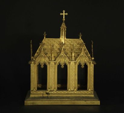 null Châsse en métal doré de style gothique, en forme de chapelle 440x350x170 mm