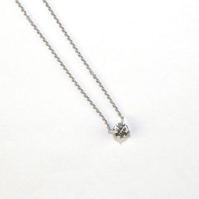 null Pendentif diamant 0,5 ct et chaine en or gris. Poids brut : 2,4 g.