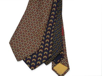 null HERMES Trois Cravates en soie imprimée dans les tons de marine, bleu et or ...