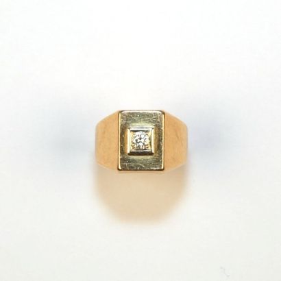 null Chevalière en or ornée d'un diamant sertis clos. Poids brut : 9,5 g.