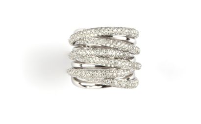 null Bague en or gris formant anneaux entrelacés sertie de diamants. Poids brut :...