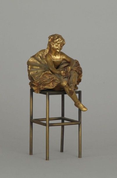 null Charles LOUCHET

Danseuse assise attachant son chausson

Bronze à patine dorée,...