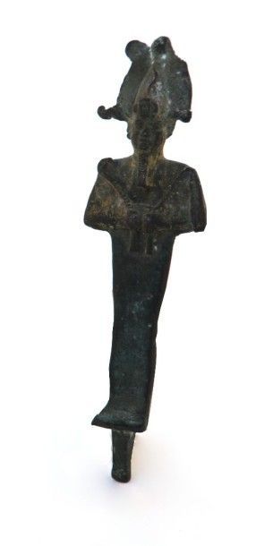 null Osiris debout tenant le sceptre Héka et le flagellum. Bronze à patine marron...