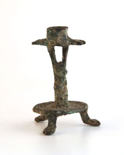 null Bougeoir tripode. Bronze à patine verte croûteuse. France, période médiévale....