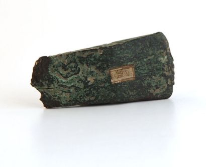 null Hache plate à section losangique. Alliage cuivreux au bronze. Italie, Âge du...