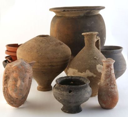 null Lot de fragments de vase comprenant une urne en terre-cuite grise, un gobelet...