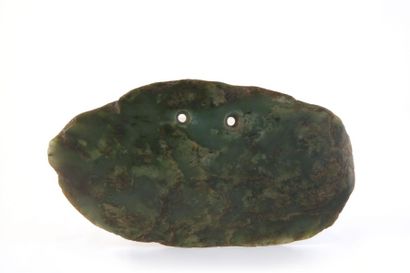 null Belle hache kanak.

Néphrite verte.

XVIIIe – XIXe siècle.

L. : 23,5 cm.