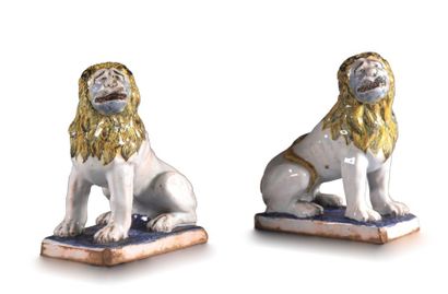 null ROUEN Paire de figures formant lion et lione assis sur des terrasses rectangulaires...