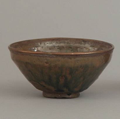 null CHINE - Epoque SONG (960 - 1279)

Bol" temmoku" en grès gris foncé émaillé brun...