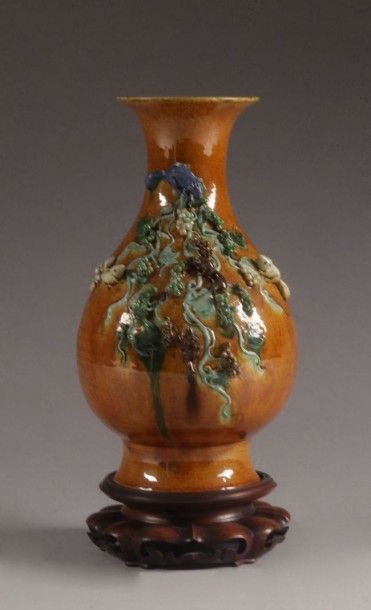 null CHINE - XIXe siècle

Vase de forme balustre en porcelaine émaillée jaune, décoré...