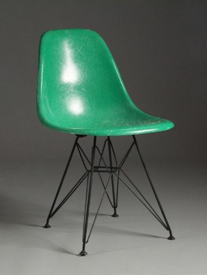 null Charles (1907-1978) et Ray (1912-1988) EAMES Chaise, coque en fibre de verre...