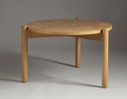 null Charlotte PERRIAND (1903-1999) Table basse en bois naturel, plateau circulaire,...