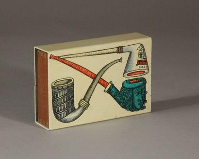 null Piero FORNASETTI (1913-1988) Boîte en bois et métal laqué beige à décor de pipes...