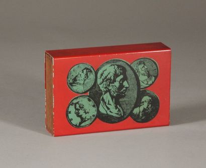 null Piero FORNASETTI (1913-1988) Boîte en bois et métal laqué rouge à décor de profils...