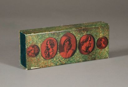 null Piero FORNASETTI (1913-1988) Boîte en bois gainé de feutrine verte et métal...