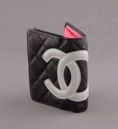 null CHANEL –Portefeuille compact en cuir noir matelassé de la ligne Cambon avec...