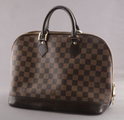 null LOUIS VUITTON – Sac Alma en toile damier ébène 32x32x14cm. Double fermeture...