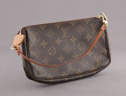 null LOUIS VUITTON – Pochette en toile monogram, intérieur en toile, anse en cuir...