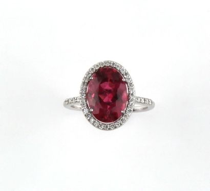 null Bague en or sertie d'une tourmaline rose et diamants.