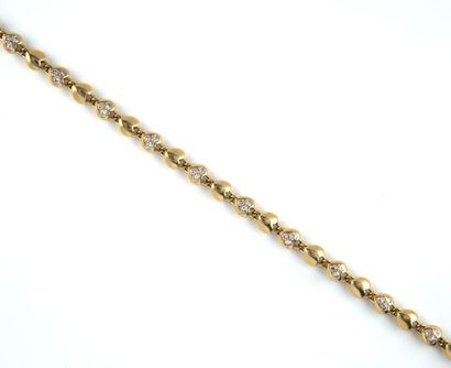  CARTIER Bracelet en or orné de diamants à motif de cœur. Poids brut : 21,0 g.