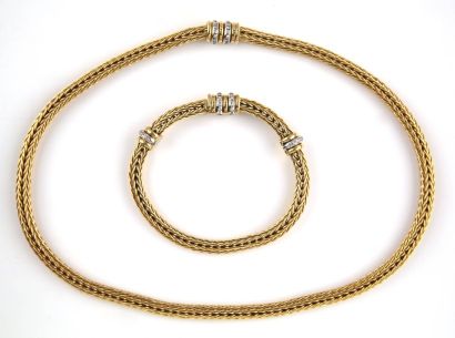 null Parure comprenant : colier et bracelet en or ponctués de petites bagues ornées...