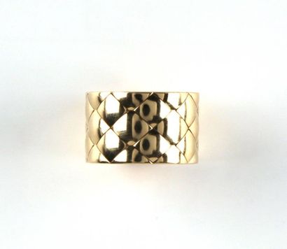 null CHANEL Bague jonc matelassée en or jaune. Poids : 24,3 g.