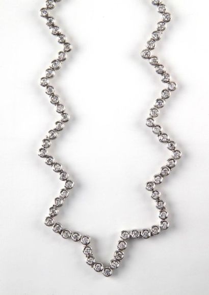 null Collier en or gris orné de diamants 6 cts environs. 