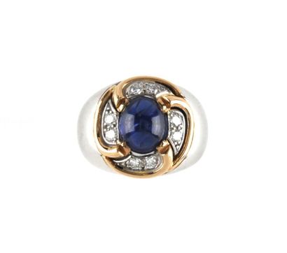 null Bague en or gris ornée de saphirs cabochons et diamants. Poids brut : 18,2 ...