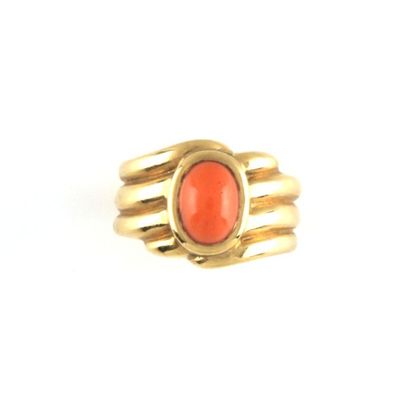 null VAN CLEEF & ARPEL Bague en or jaune et corail. Poids brut : 9,1 g.