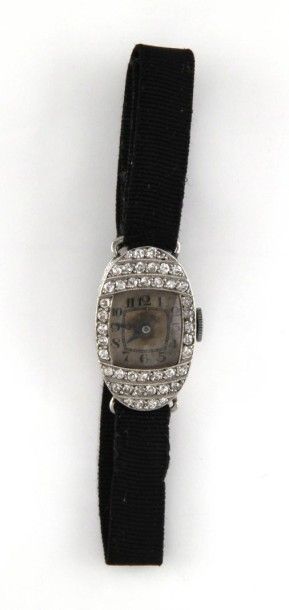 null Montre platine et diamants vers 1930. Poids brut 11,5 g.