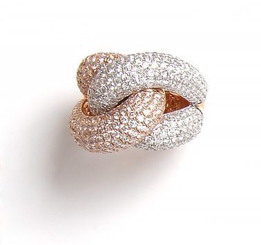 null Bague anneaux entrelacés ornée d'un pavage de diamants 7,80 cts environ.