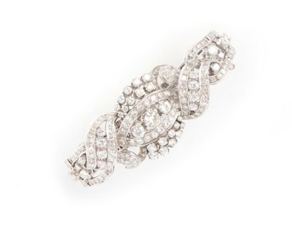 null Spectaculaire bracelet en or gris, le médaillon central pavé de 3 diamants,...